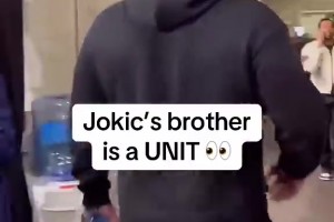 一段中国高中生在教室打球视频，勾起了无数人的回忆！